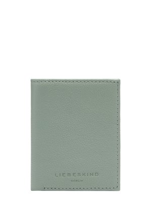 Minzgrüner Lederkartenhalter mit strukturierten Oberflächen, mit eingeprägtem Branding an der Unterseite und schlichter Naht entlang der Kanten.