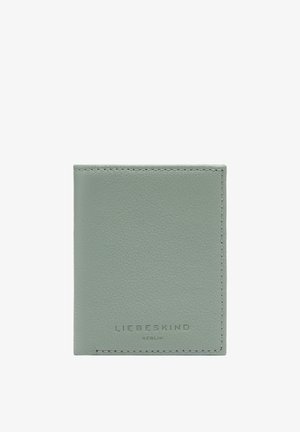 Minzgrüner Lederkartenhalter mit strukturierten Oberflächen, mit eingeprägtem Branding an der Unterseite und schlichter Naht entlang der Kanten.