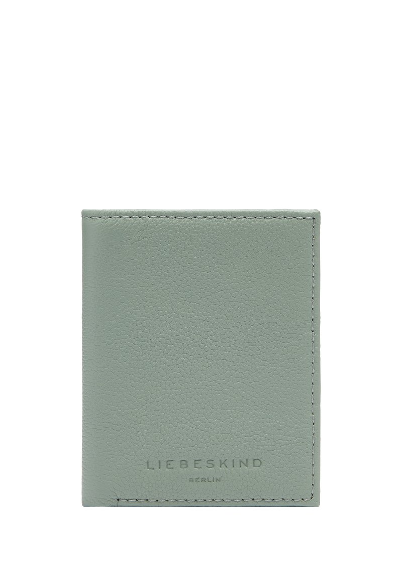 Miętowozielony skórzany portfel na karty z teksturowaną powierzchnią, z wytłoczonym logo na dole i prostym przeszyciem wzdłuż krawędzi.