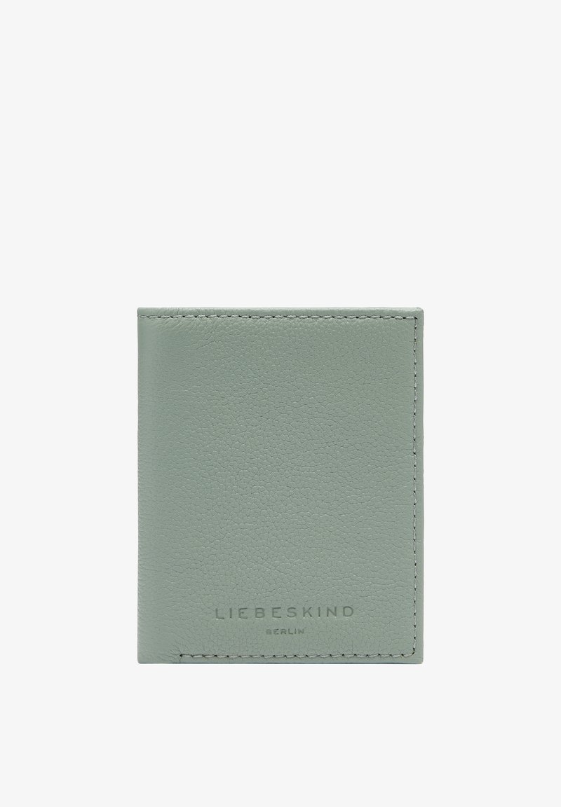 Miętowozielony skórzany portfel na karty z teksturowaną powierzchnią, z wytłoczonym logo na dole i prostym przeszyciem wzdłuż krawędzi.