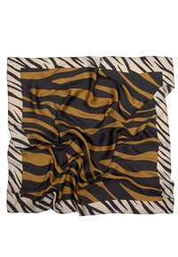 Hedvábný šátek s odvážným zebrovým vzorem v černé a hnědé barvě, který má hladkou texturu. Okraje jsou doplněny světlejším pruhem.