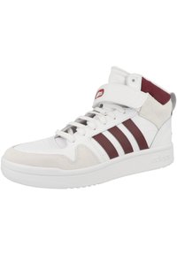 Zapatillas altas con parte superior de cuero blanco, acentos de gamuza burdeos, diseño de tres rayas en el costado y suela de goma texturizada.
