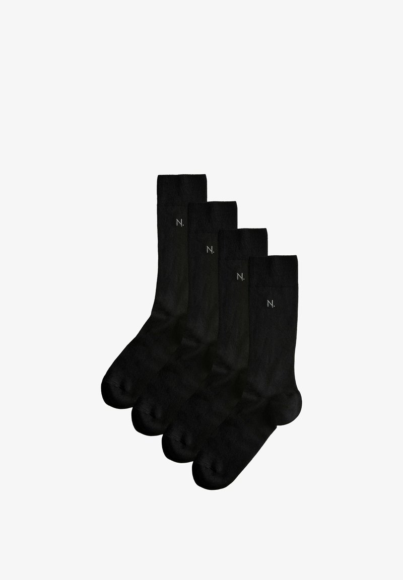 Štyri páry čiernych ponožiek s malými bielymi logami "N." blízko horného lemu, usporiadané v mierne prekrývajúcom sa rade na bielom pozadí.