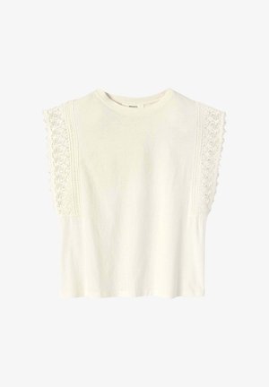 Haut blanc sans manches avec encolure ronde et détails en dentelle le long des épaules et des bords.
