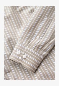 Sélectionné, beige