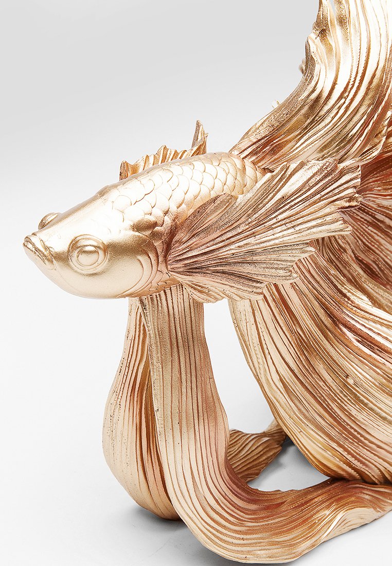 Metallische goldene Zierfischskulptur mit detaillierten Schuppen und fließenden, strukturierten Flossen auf einem schlichten weißen Hintergrund.