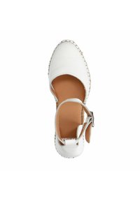 Witte leren espadrille met enkelbandje, ronde neus en bruine binnenzool. Heeft gestikte decoratieve accenten langs de zool.