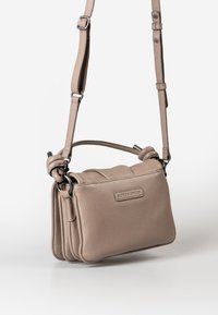 Borsa a tracolla in pelle beige con tracolla regolabile, anelli in metallo nero e un piccolo etichetta del marchio in rilievo sulla parte anteriore.
