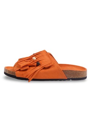 Sandale slide en daim orange avec semelle en liège, détail de franges et deux perles décoratives sur la bride supérieure.