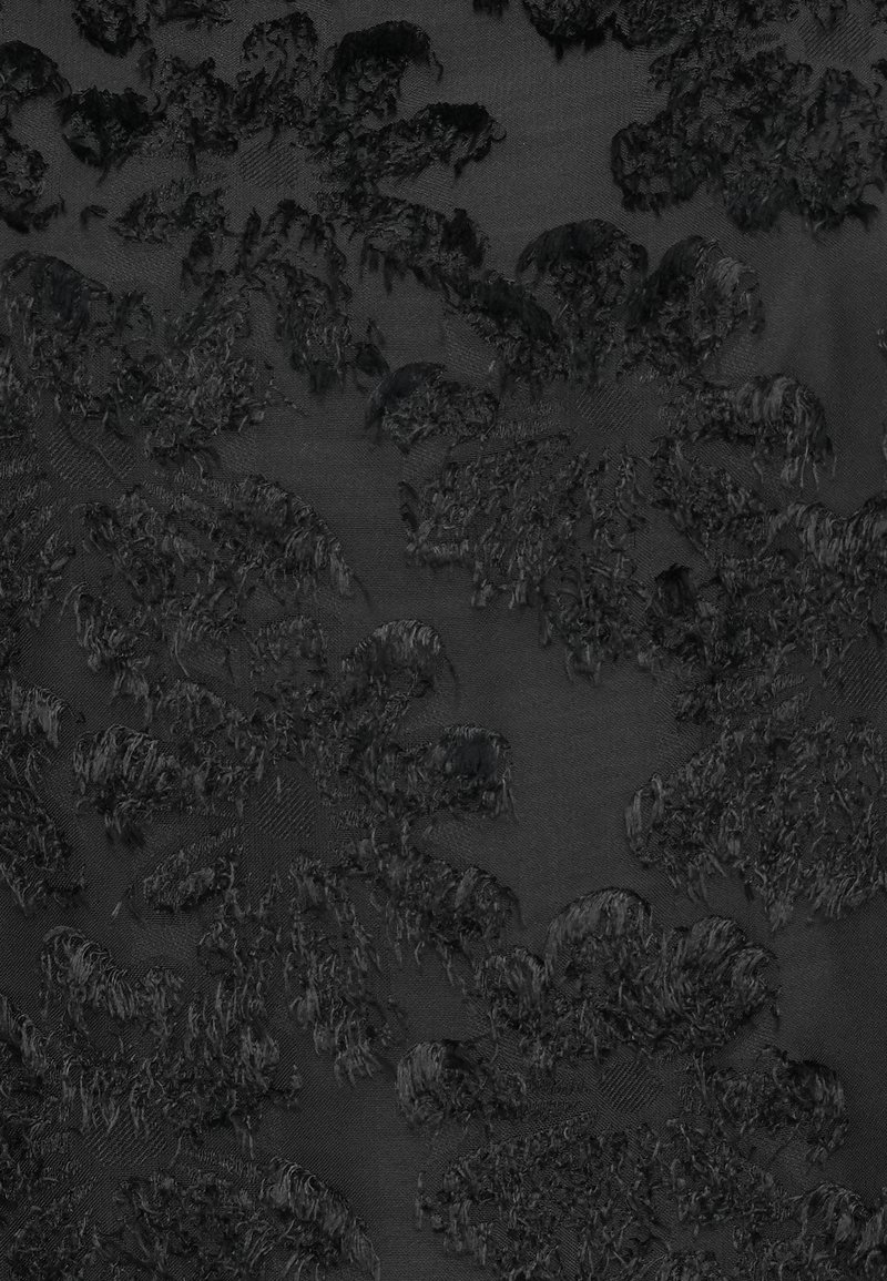 Czarna teksturowana tkanina z podniesionymi wzorami przypominającymi liście, z mieszanką gładkich i postrzępionych powierzchni, tworząca warstwowy wygląd.
