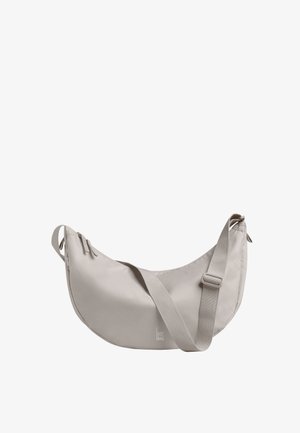 Hellgraue, sichelförmige Schultertasche mit verstellbarem Riemen, Reißverschluss und "GOT BAG"-Logo nahe der unteren Mitte.