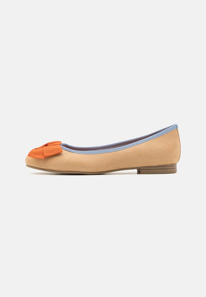 Ballerine plate beige avec bordure bleu clair et un nœud orange sur l'orteil arrondi, vue de profil sur fond blanc.