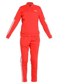 Survêtement rouge Adidas avec des détails à trois bandes blanches sur les manches et le pantalon, veste zippée devant et ceinture élastique.