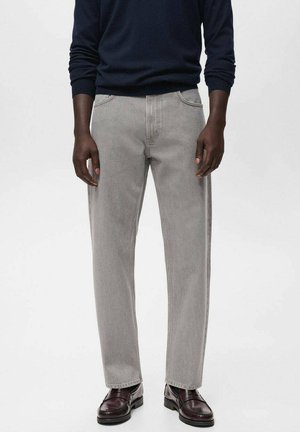 Grijze denim straight-leg jeans met twee voorzakken, subtiele stiksels en een klassieke tailleband. Gecombineerd met donkere schoenen.