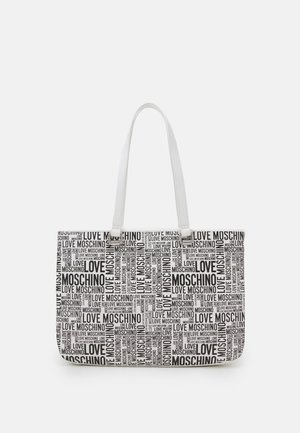 Weiße Tragetasche mit wiederholtem schwarzem "LOVE MOSCHINO" Textmuster und zwei weißen Trägern vor einem einfarbigen Hintergrund.