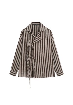 Bruin en beige overhemd met verticale strepen, lange mouwen, kraag en meerdere striksluitingen aan de voorkant.