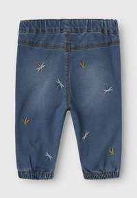 Jeans s elastičnim pasom, ki imajo barvno vezenje z zmajevimi muharji v roza, rumeni in modri barvi, z elastičnimi manšetami na gležnjih.