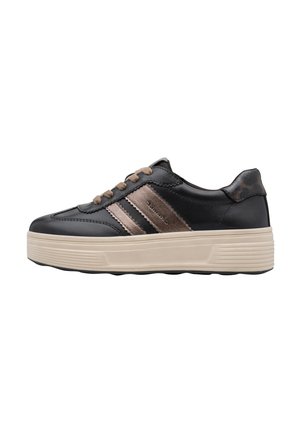 Baskets en cuir noir avec une semelle épaisse beige, des lacets marron et deux bandes marron texturées sur le côté sur fond blanc.
