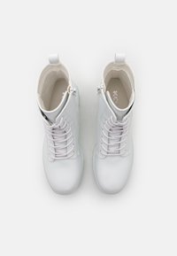 Koi Footwear Kotníkové boty na platformě - white