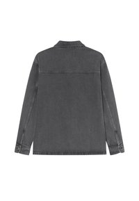 Grå denimjakke med lange ermer, spredt krage og ryggdetalj. Har knappelukking ved ermene og en avslappet passform.