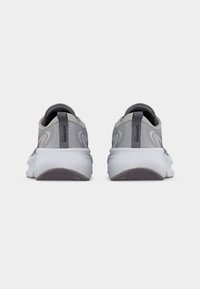 Ζεύγος γκρι αθλητικά παπούτσια με λευκές σόλες, εμφανιζόμενα από πίσω, με ταινίες έλξης που φέρουν την επιγραφή «Supernova».