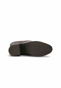 Smeđa kožna čizma s glatkom površinom, zaobljenim vrhom, čvrstim gumenim potplatom i prošivenim detaljima uz bočne strane.