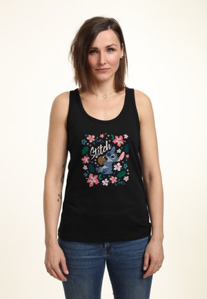 Schwarzes Tanktop mit floralem Design, das eine Figur umgeben von rosa Blumen und grünen Blättern zeigt. Hergestellt aus weichem Baumwollmaterial.