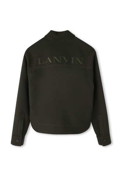 Donkergroene lange mouwen jas met kraag en "LANVIN" geborduurd op de bovenrug, met knoopsluitingen bij de mouwen en zichtbare stiksels.