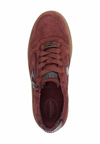 Sneaker in suede bordeaux con chiusura a lacci, zip laterale e suola in gomma marrone. Presenta dettagli in pannelli testurizzati e un sottopiede imbottito per il comfort.