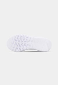 Semelle de chaussure de sport blanche avec un motif de texture à grip en formes de diamant. Matériau lisse, design minimaliste, et sans accents distincts.
