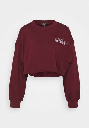 Weinrotes, kurzes Sweatshirt mit langen Ärmeln, gerippten Bündchen, Rundhalsausschnitt und kleinem weißen Textlogo auf der oberen linken Brust.