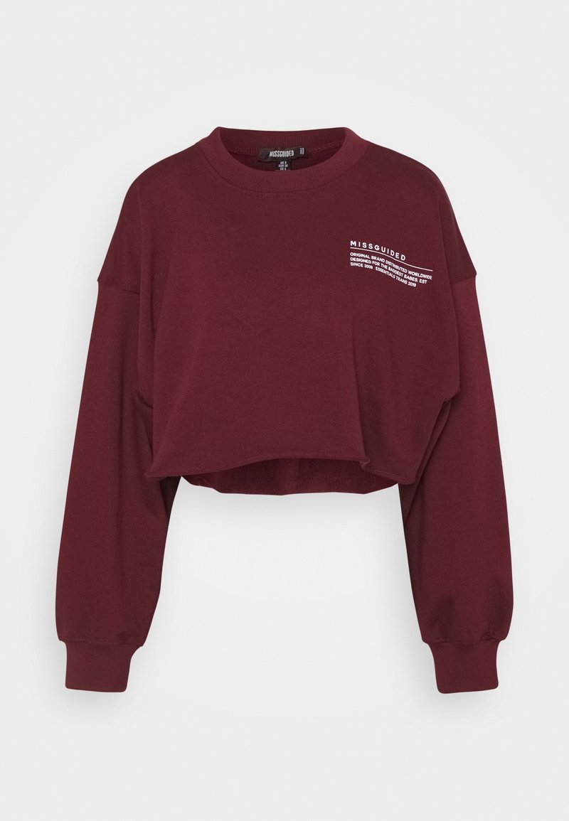 Sweatshirt bordeaux court à manches longues, poignets côtelés, col rond et petit logo texte blanc sur la partie supérieure gauche de la poitrine.
