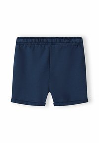 Pantalones cortos de color azul marino con una cintura elástica, que presentan una tela texturizada y dobladillos enrollados para un diseño casual.