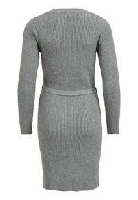Abito grigio a costine con maniche lunghe, sagomatura aderente e dettaglio in vita. Texture morbida con scollo pulito e lunghezza fino al ginocchio.