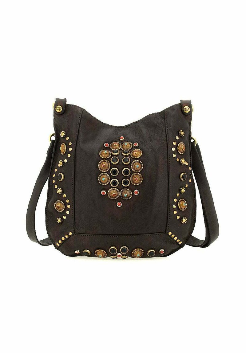 Bruine leren schoudertas met decoratieve metalen studs en ronde patronen. Heeft een enkele band en een gebogen bovenkant voor gemakkelijke toegang.