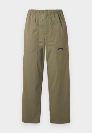 Pantalon droit couleur vert olive avec taille élastique, poches plaquées avant, fermeture par bouton, et logo Columbia sur la poche droite.