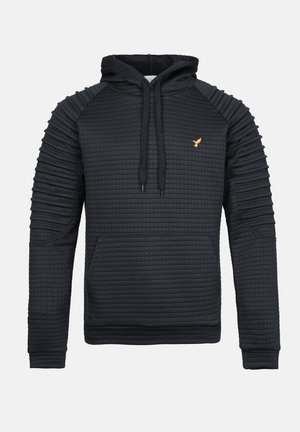 Crni dukserica s kapuljačom izrađena od teksturiranog materijala, s uzorkom mreže, podesivim vezicama, kenguruvim džepom i malim zlatnim logotipom na grudima.