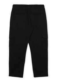 Schwarze Cargo-Hosen mit einem elastischen Bund, Gesäßtaschen und seitlichen Cargo-Taschen. Der Stoff wirkt glatt und leicht.