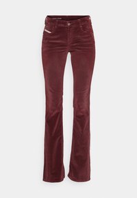 Pantalones de pana burdeos acampanados con una textura suave, bolsillos frontales y cierre de botón. Presenta detalles de costura sutiles.