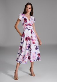 Florale midi-jurk met een witte basis, rozen- en paarse bloemenpatronen, korte mouwen, een V-hals en een getailleerde taille met een riem.