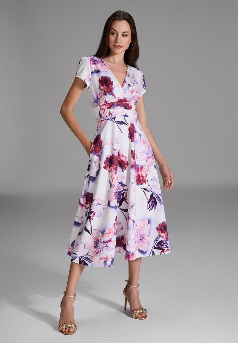 Florale midi-jurk met een witte basis, rozen- en paarse bloemenpatronen, korte mouwen, een V-hals en een getailleerde taille met een riem.