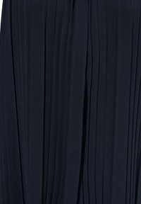 Jupe plissée bleu marine en tissu léger, présentant des plis verticaux et une texture lisse, avec une taille élastique pour plus de confort.