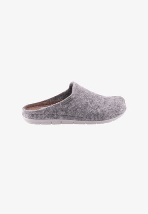 Grijze vilten instappantoffel met een witte zool, gesloten neus en lage achterkant, zijaanzicht op een witte achtergrond.