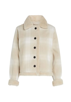 Beige ternetjakke med sherpa-krave, sorte knapper og bløde teksturerede manchetter. Kroppe design med to forlommer.