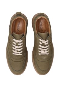 Para oliwkowych zamszowych sneakersów z beżowymi sznurówkami i brązowymi gumowymi podeszwami, widzianych z góry, z logo "Venezia" wewnątrz.