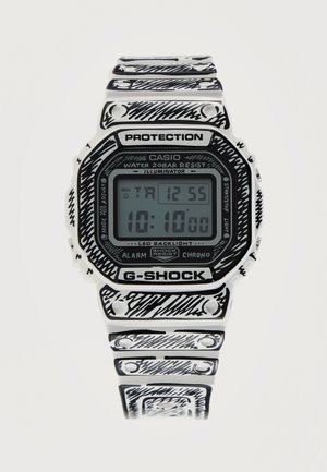 Casio G-Shock digitaalne kell must-valge visandistiilis disainiga, kuvab kellaaja 10:10:00 ja omab vee- ja äratusfunktsioone.