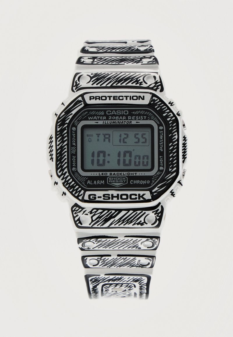 Ψηφιακό ρολόι Casio G-Shock με ασπρόμαυρο σχεδιασμό στυλ σκίτσου, δείχνει την ώρα 10:10:00 και διαθέτει αντοχή στο νερό και ξυπνητήρι.