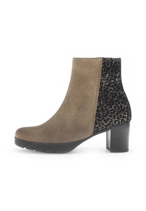 Brauner Wildleder Stiefel bis zum Knöchel mit einem schwarz-braunen gemusterten Rücken. Blockabsatz und runde Zehenpartie. Gummisohle für Grip und Stabilität.