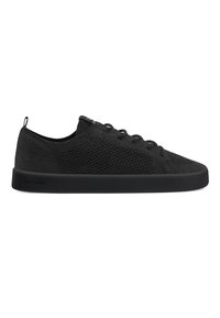 Czarne dzianinowe sneakersy z teksturowaną cholewką, sznurowanym przodem i gumową podeszwą. Posiadają pętelkę z tyłu, ułatwiającą zakładanie.