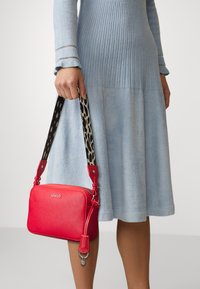 LIU JO CAMERA CASE - Handbag - strawberry